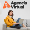 Imagen de una mujer usando la Agencia Virtual en una computadora 