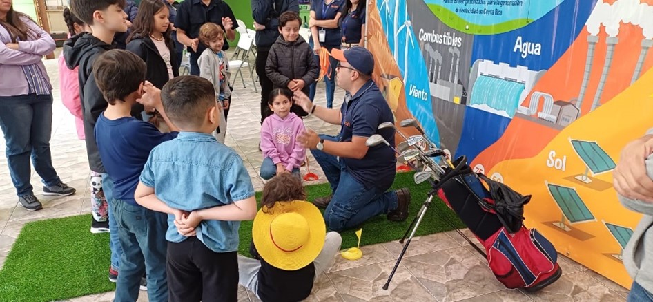 Docente de La Compañía Nacional de Fuerza y Luz, capacita a niños y niñas de educación primaria.