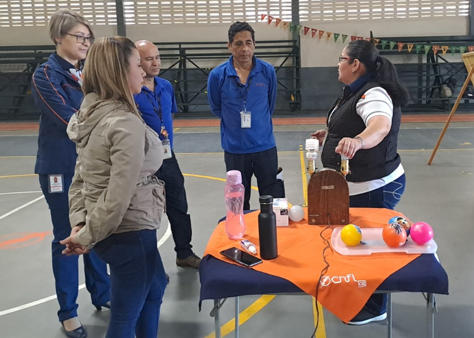 Docente de La Compañía Nacional de Fuerza y Luz, capacita a niños y niñas de educación primaria.