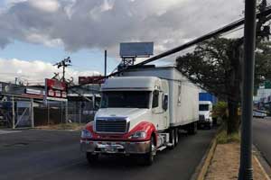 Fotografía de cable eléctrico rozando un vehículo