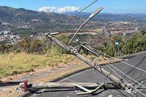 Fotografía de poste eléctrico quebrado en medio de la calle